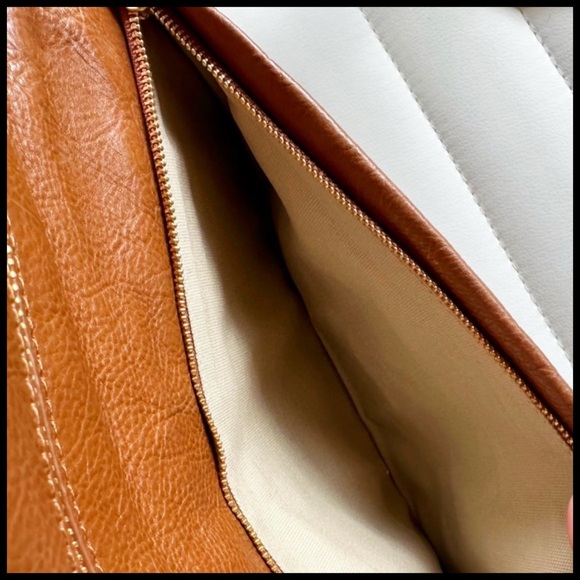 Tory Burch Reva Clutch in Tan Leather & Gold. - Picture 4 of 10